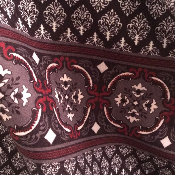 (One Size Fits All) Damask Print Tassel Ruana Wrap - Picture 4 of 7